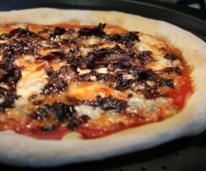 Blauschimmelkaese pizza karamellisierte rote zwiebeln