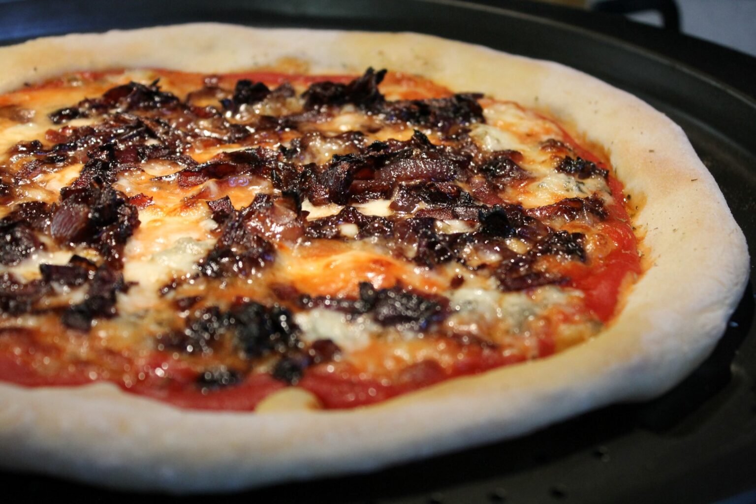 Blauschimmelkaese pizza karamellisierte rote zwiebeln