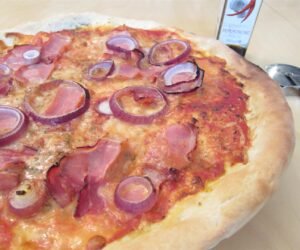 Schinken rote zwiebel pizza