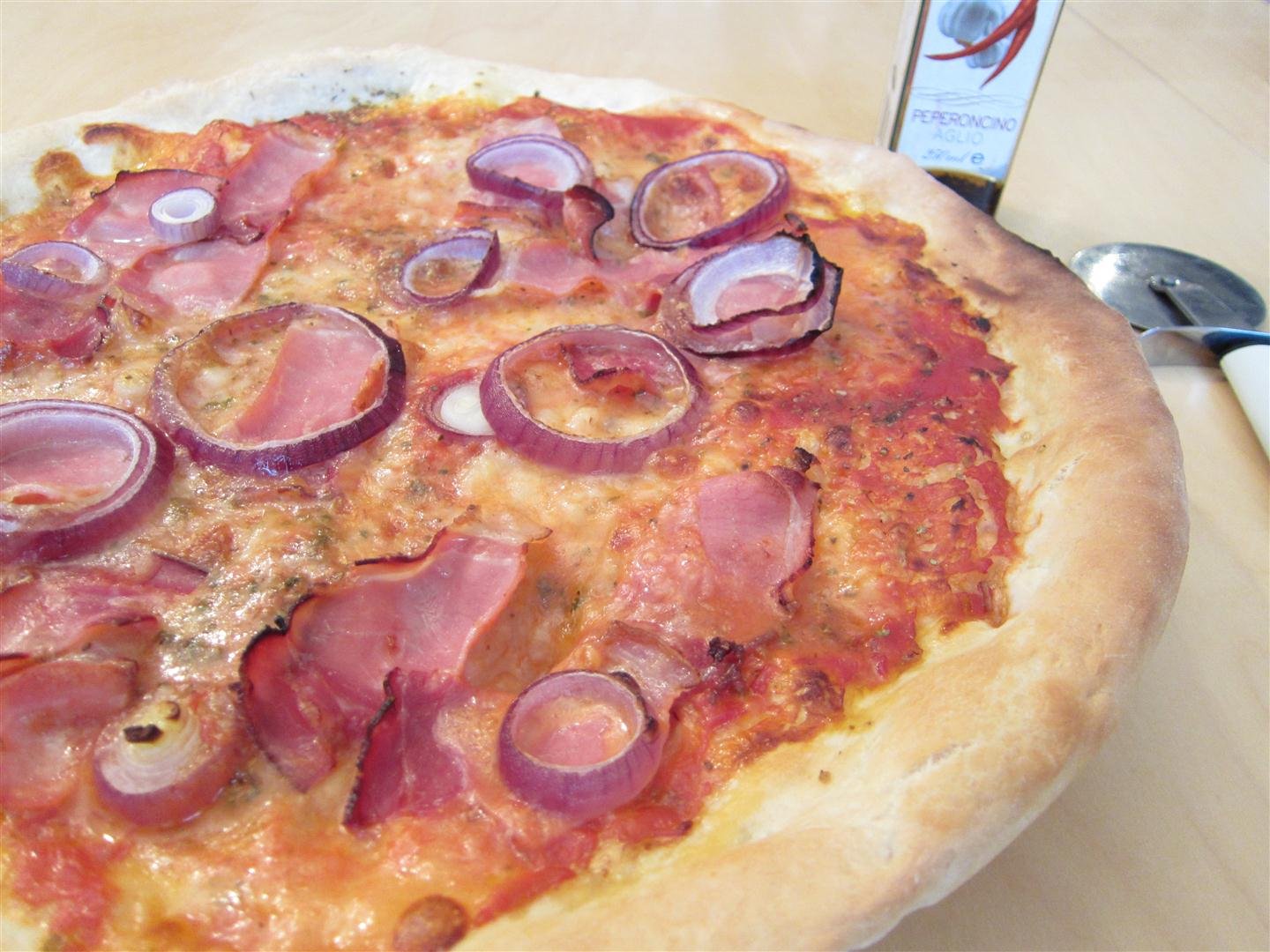 Pizza zu Hause zubereiten Schinken rote zwiebel pizza