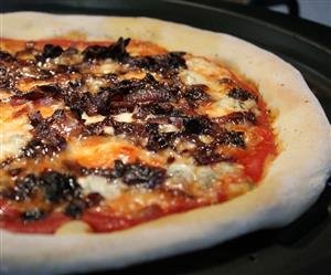 Blauschimmelkäse-Pizza mit karamellisierten roten Zwiebeln