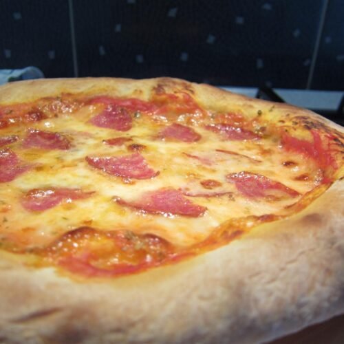 Pizza backen salami pizza