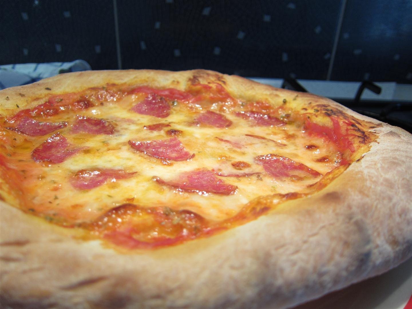 Pizza backen salami pizza