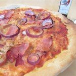 Salami rote zwiebel pizza