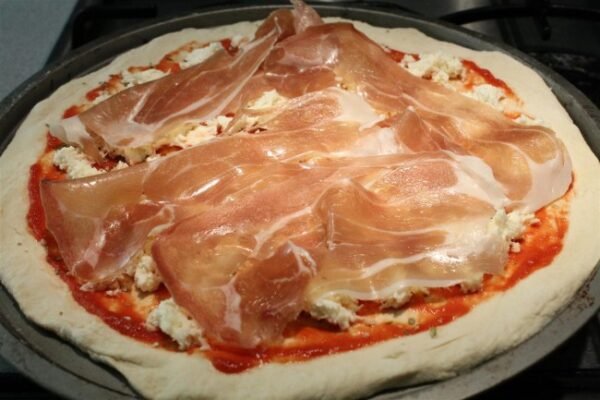 Schinken pizza vor dem backen