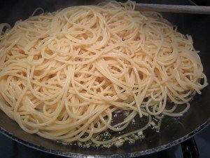 Spaghetti mit knoblauch thymian und olivenoel 4