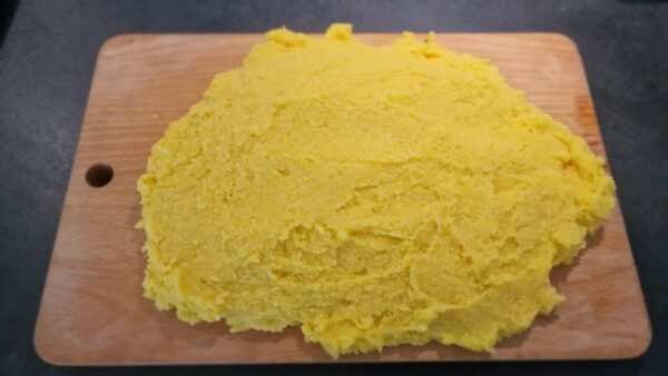 Polenta auf Holzbrett