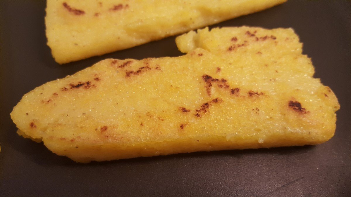 Authentische italienische Polenta gebratene Polenta-Scheiben