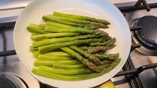 Gedunsteter spargel in der pfanne