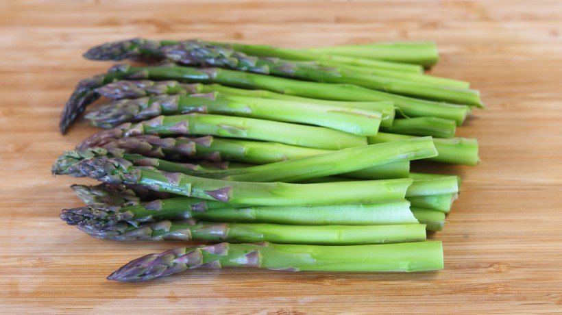 Geputzter gruner spargel 1