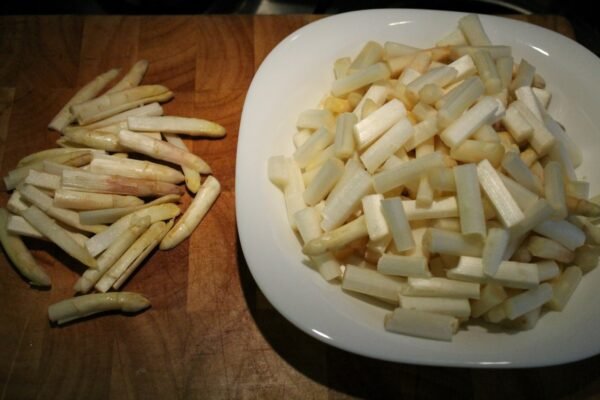 Geputzter und geschnittener spargel