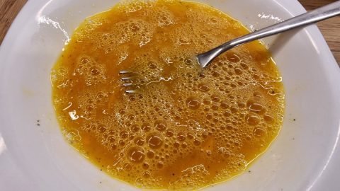 Gewuerztes ei fuer die heissluftfritteuse zum panieren masolata
