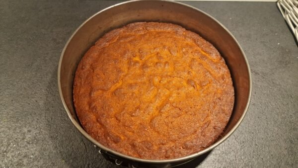 glutenfreie Mazarin Torte nach dem Backen