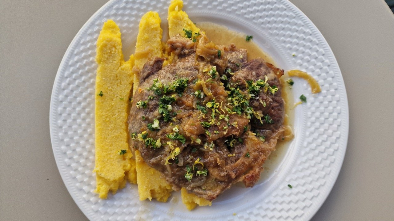 Ossobuco (Ossobuco alla milanese) Ossobuco mit Polenta