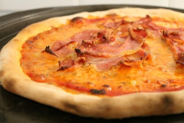 perfekt gebackene hausgemachte Pizza