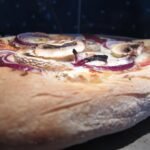 Italienische Pizza zu Hause: die 7 Geheimnisse der perfekten Pizza Pizza mit Pilzen und roten Zwiebeln