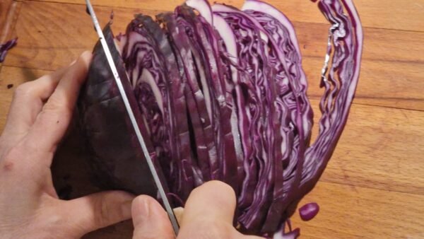 Rotkohl schneiden