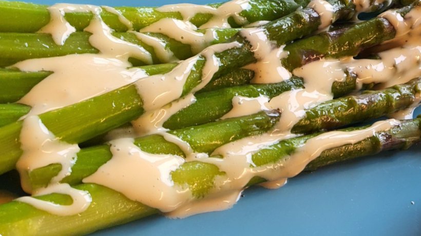 Spargel mit sauce hollandaise closeup