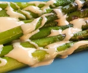 Spargel mit sauce hollandaise closeup
