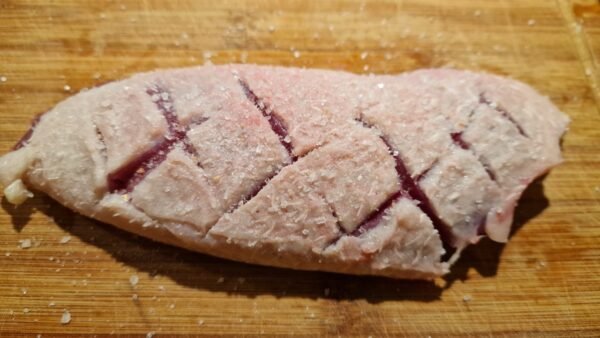 eingeschnittene gesalzene Entenbrust