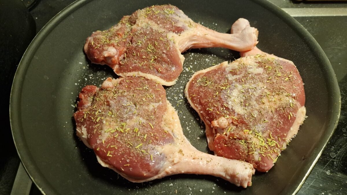Entenkeule für den Grill in der Pfanne anbraten-1