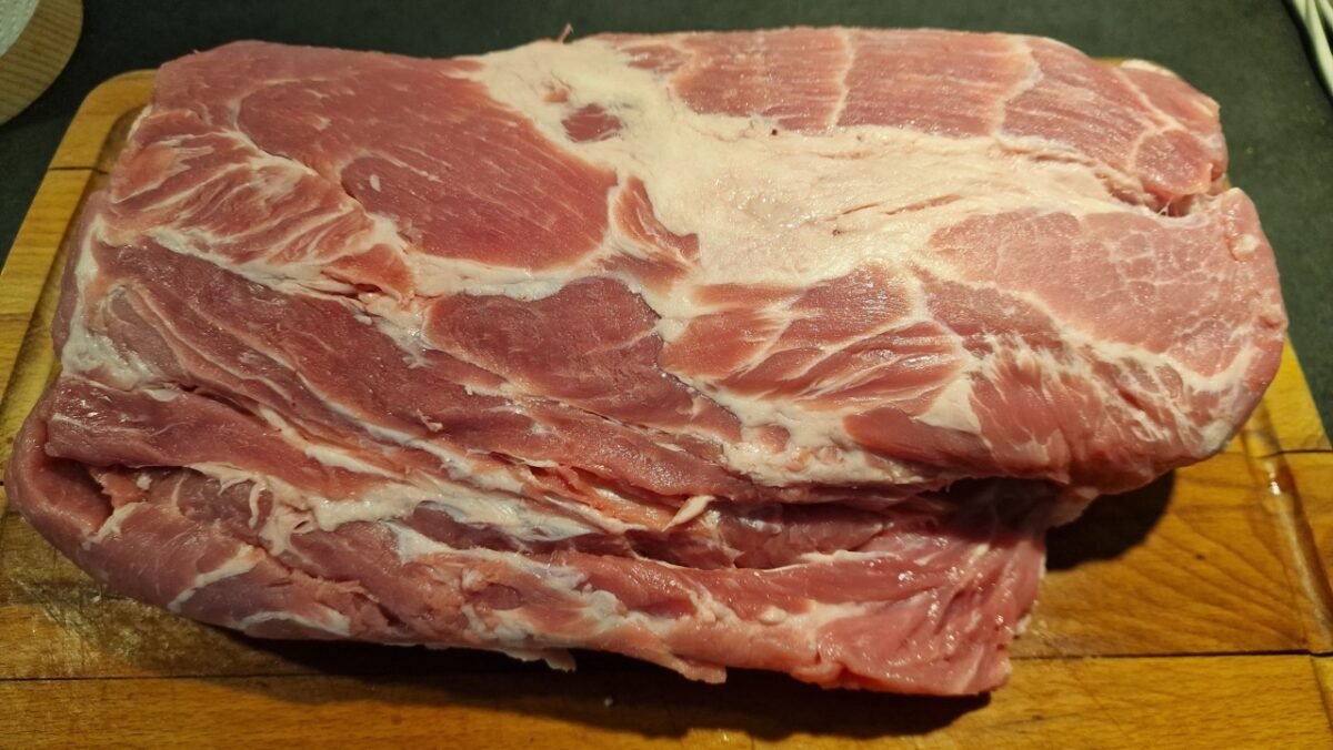 ganzer Schweinenacken vor dem Aufschneiden-1