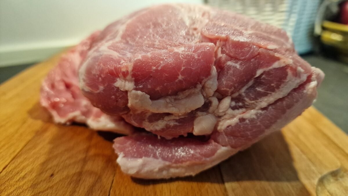 ganzer Schweinenacken vor dem Aufschneiden-2