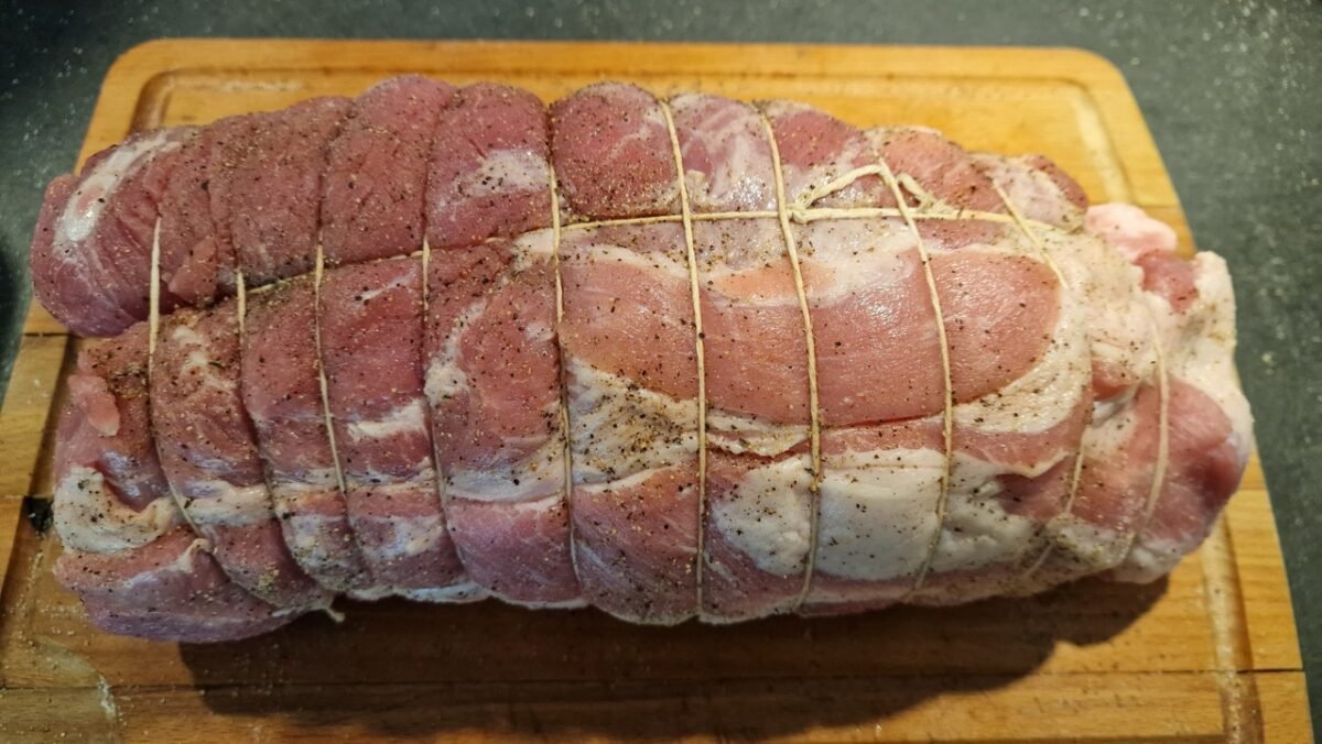 gebundener gerollter Schweinenackenbraten Rrullesteg