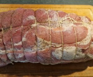 gebundener gerollter Schweinenackenbraten Rrullesteg