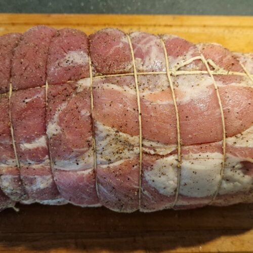 gebundener gerollter Schweinenackenbraten Rrullesteg