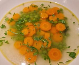 Erbsensuppe mit Tiefkühlerbsen ohne Nockerl