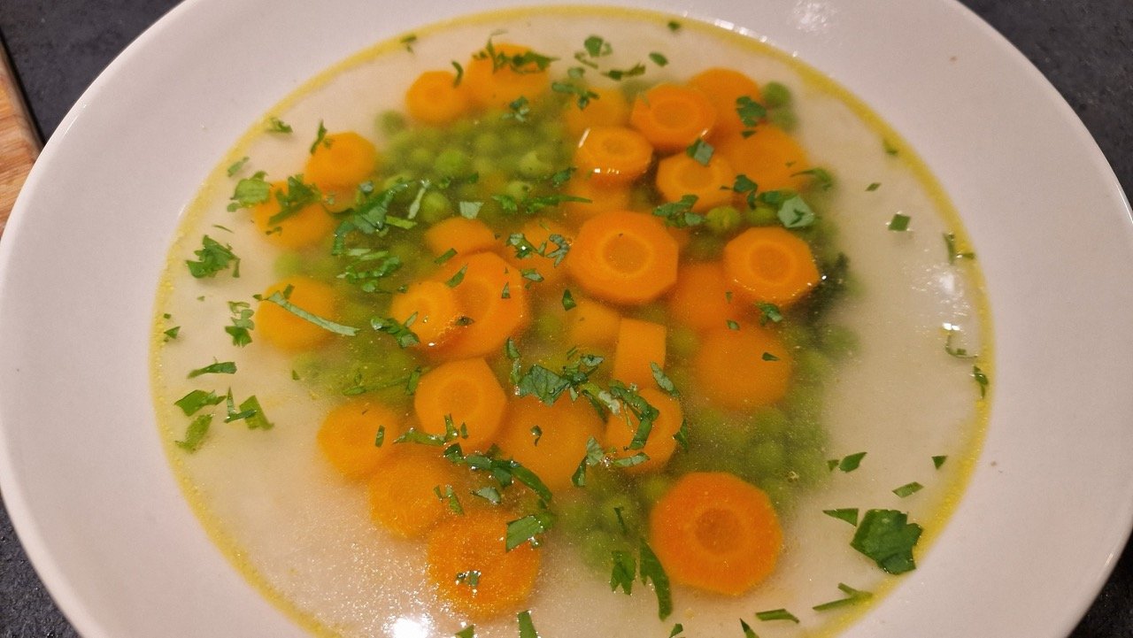 Erbsensuppe mit Tiefkühlerbsen ohne Nockerl