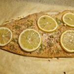 Lachs im Ganzen gebraten halber Lachs aus dem Backofen