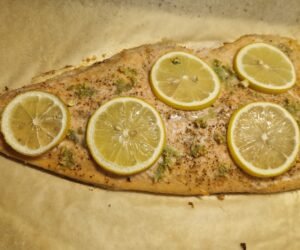 halber Lachs aus dem Backofen