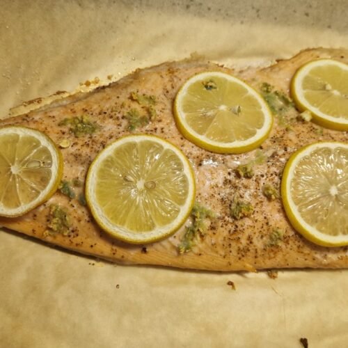 halber Lachs aus dem Backofen