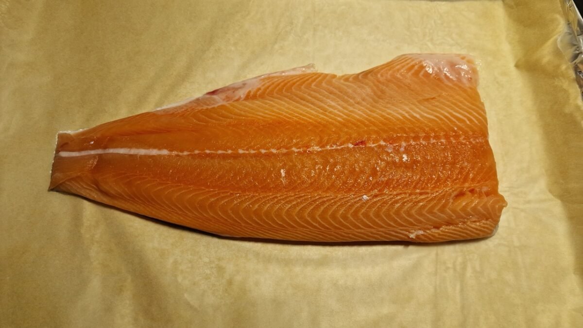 halber Lachs im Backblech