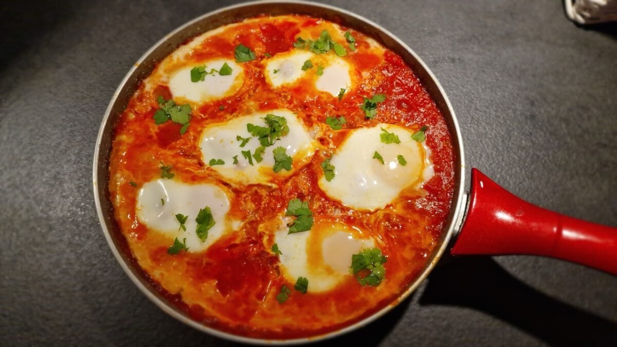 internationale Shakshuka mit Ei