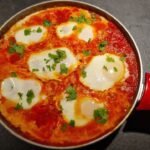 internationale Shakshuka mit Ei