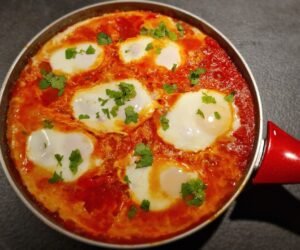 internationale Shakshuka mit Ei