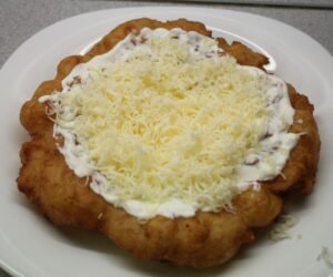 Kartoffel-Lángos mit Käse und saurer Sahne