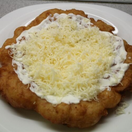 Kartoffel-Lángos mit Käse und saurer Sahne