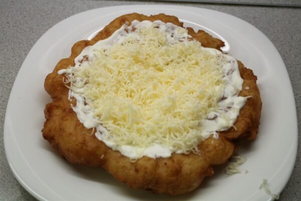 Kartoffel-Lángos mit Käse und saurer Sahne