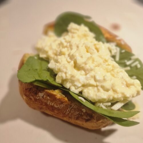 Ofenkartoffeln mit Eiersalat und Spinat