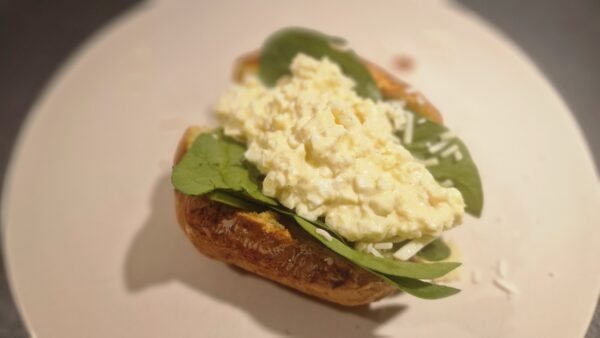 Ofenkartoffeln mit Eiersalat und Spinat