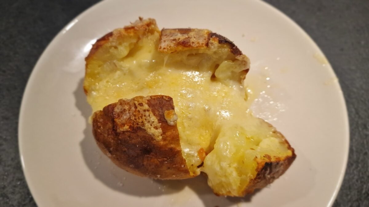 Ofenkartoffeln mit geschmolzenem Käse auf Teller