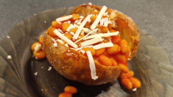Ofenkartoffeln mit Tomatenbohnen und Käse