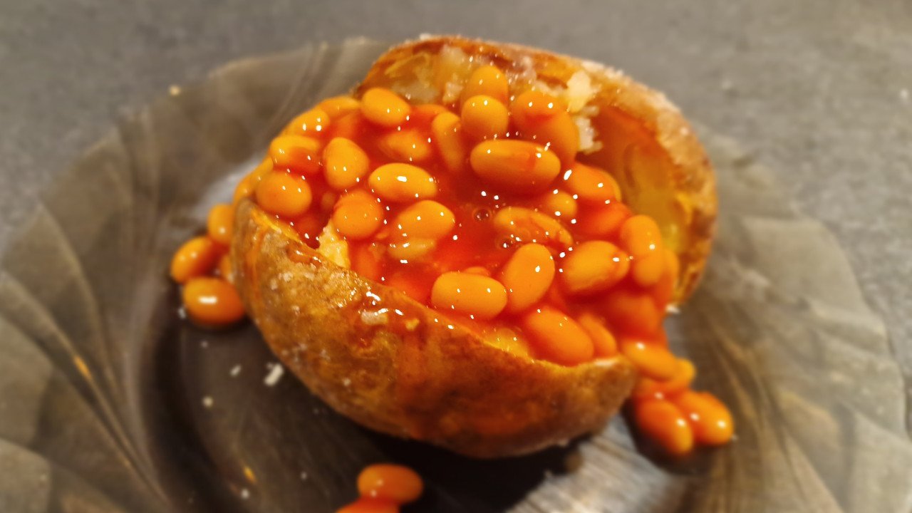 Ofenkartoffel mit Bohnen in Tomatensauce