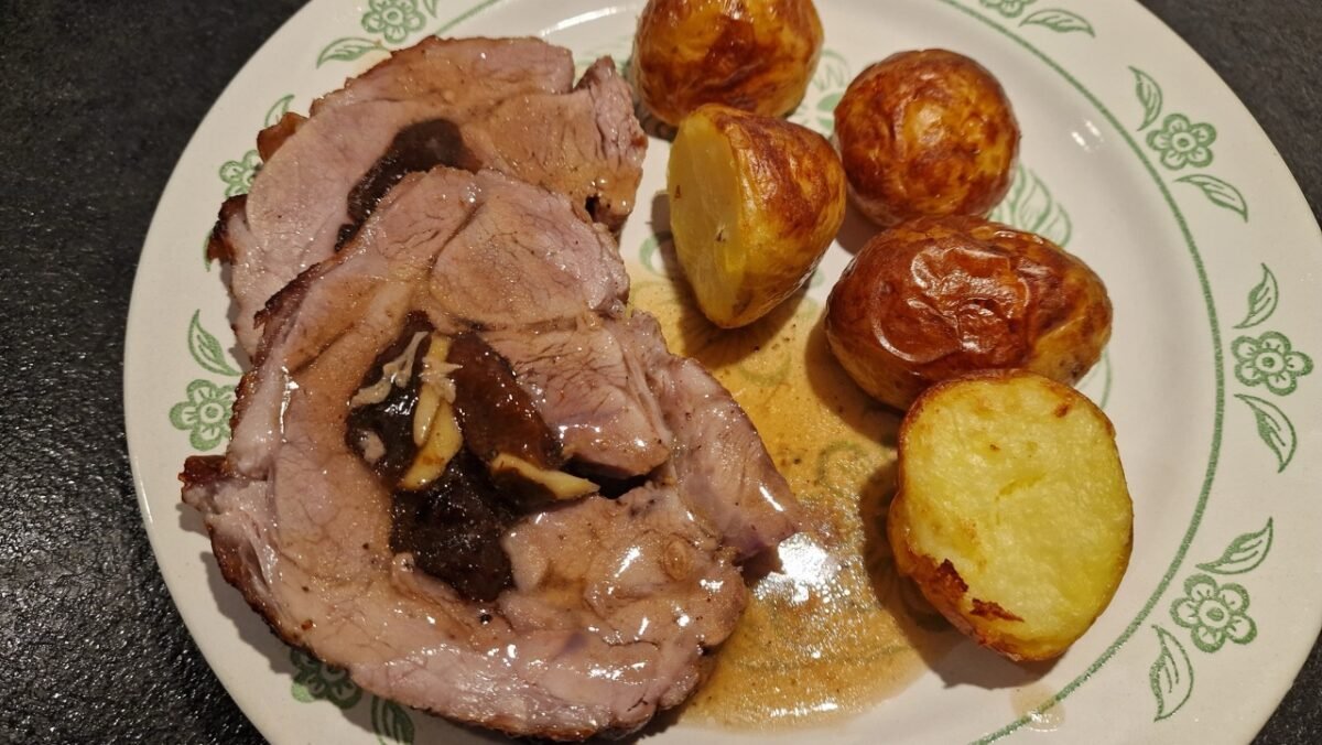 Rullesteg auf Teller mit Sosse und Kartoffeln