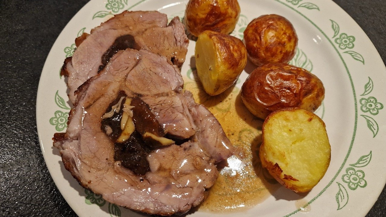 Rullesteg auf Teller mit Sosse und Kartoffeln