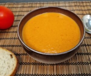 Authentischer andalusischer Gazpacho, servierfertig